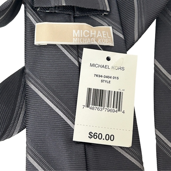Michael Kors Necktie Tie Diagonal Stripe on Grey Silver Textured 100% Silk - Picture 3 of 7